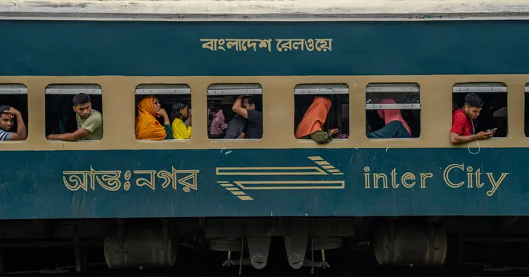 ঈদ উপলক্ষে ট্রেনে যাত্রা করছেন ঘরমুখো মানুষ